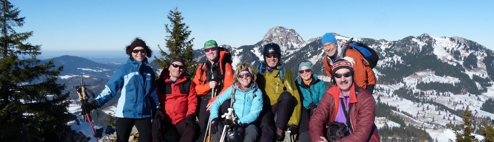 Vorne: Margit Frank-Güther, Volker Güther, Frank Weißenberger, Monika Kürschner, Bernhard Geyer, Ingrid Hentschel, Michael Mauer und Wolfgang Wening auf dem Vogelsang; Hinten: Wendelstein | © DAV Sektion Altdorf - Wolfgang Wening