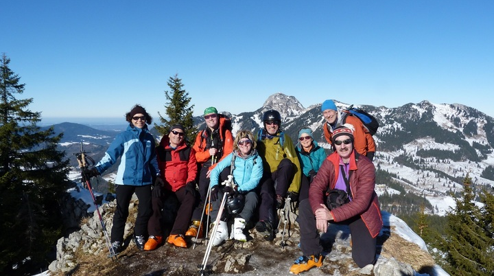 Vorne: Margit Frank-Güther, Volker Güther, Frank Weißenberger, Monika Kürschner, Bernhard Geyer, Ingrid Hentschel, Michael Mauer und Wolfgang Wening auf dem Vogelsang; Hinten: Wendelstein | © DAV Sektion Altdorf - Wolfgang Wening